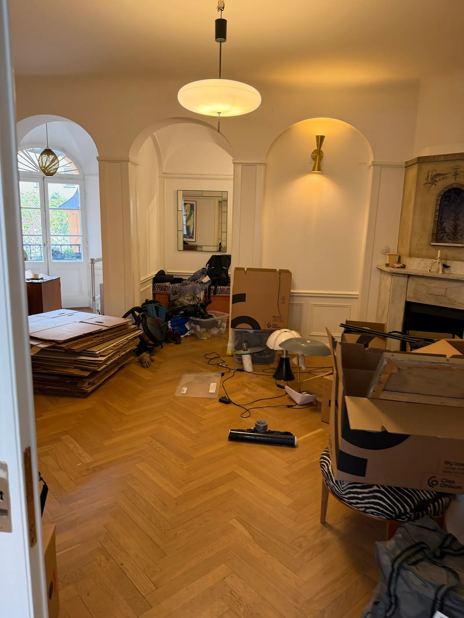 Flyttlådor under packning i en lägenhet.