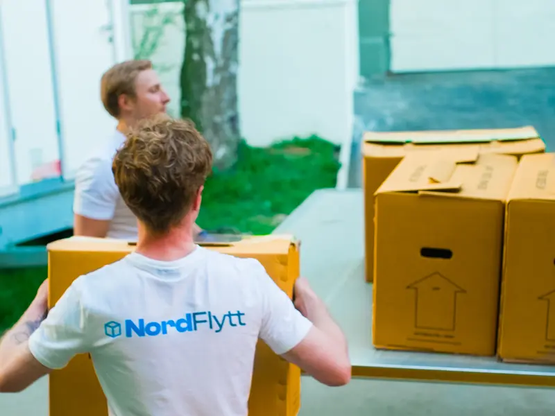 Nordflytt personal bär flyttlådor till lastbil vid bohagsflytt