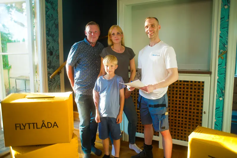 Nöjd kund signerar kvitto efter avslutad flytt med Nordflytt