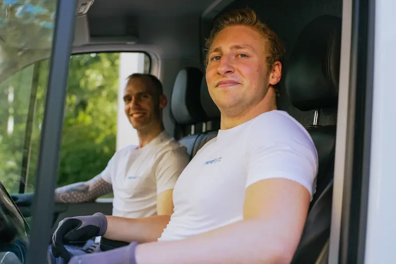 Nordflytt flytteam vid lastbil redo för uppdrag i Stockholm